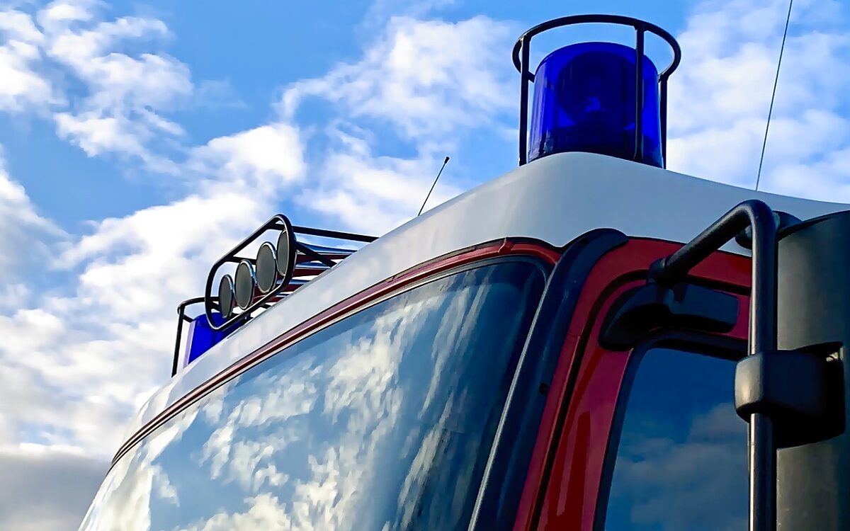 Bildausschnitt eines Feuerwehrautos mit Blaulichtsirenen Bildausschnitt eines Feuerwehrautos mit Blaulichtsirenen